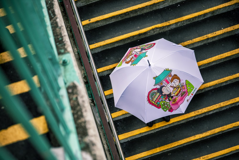 譚仔聯乘本地插畫師推出18款限定「譚仔遮遮