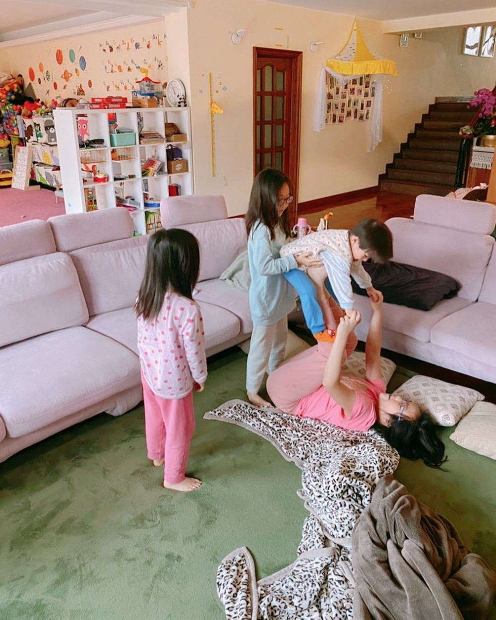 大廳空間已夠大,4個仔女玩Switch要活動身體都唔怕會撞到