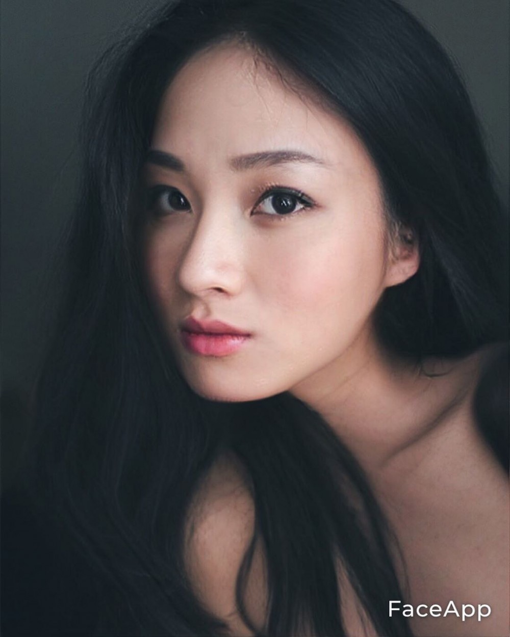 其實早前周嘉洛有玩FaceApp,更上傳自己嘅女裝照,當時都有好多網友大讚佢靚女。