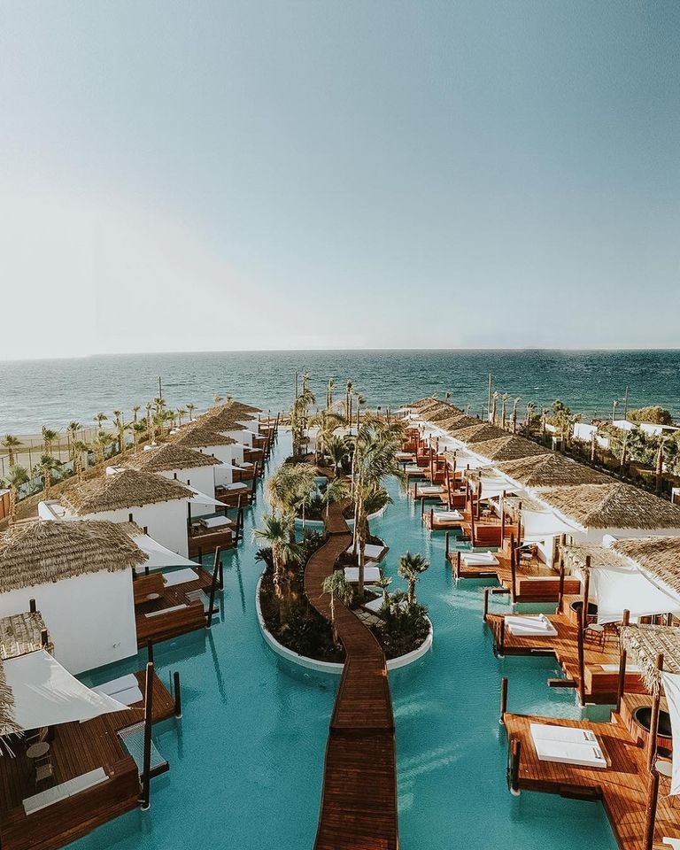 Stella Island Resort 以瀉湖風格泳池延伸而建嘅度假酒店
