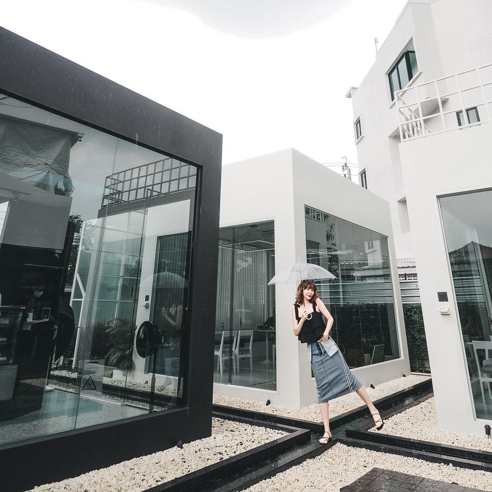 玻璃屋以黑、白、灰為設計主調，簡單得嚟又可以輕鬆影出型格 feel 嘅相