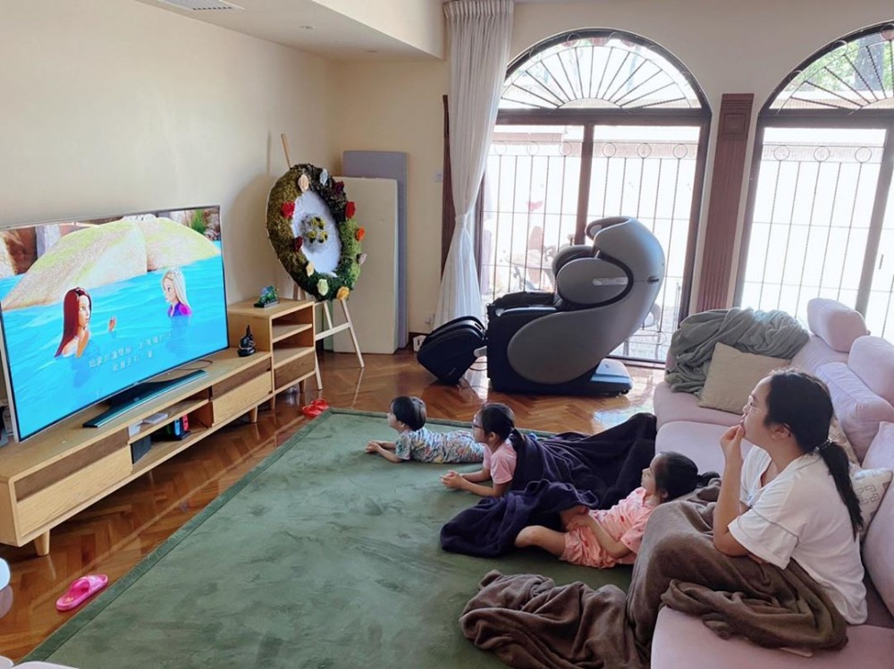 客廳仲有張按摩椅,放工攰可以休息下!