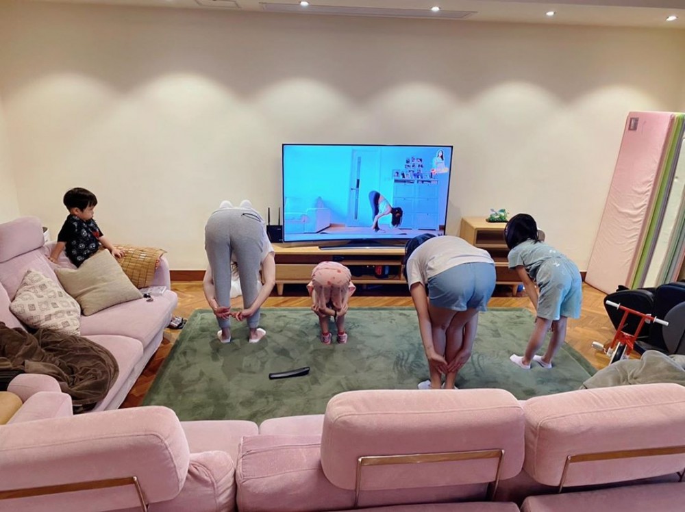 客廳擺放L形大梳化仍有足夠空位畀仔女做運動。