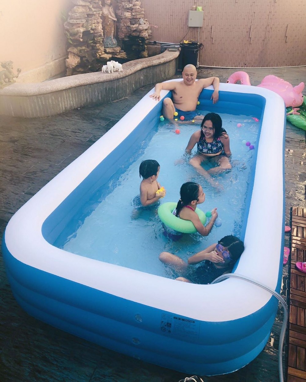 Bob屋企嘅花園可以放到超大嘅吹氣泳池。