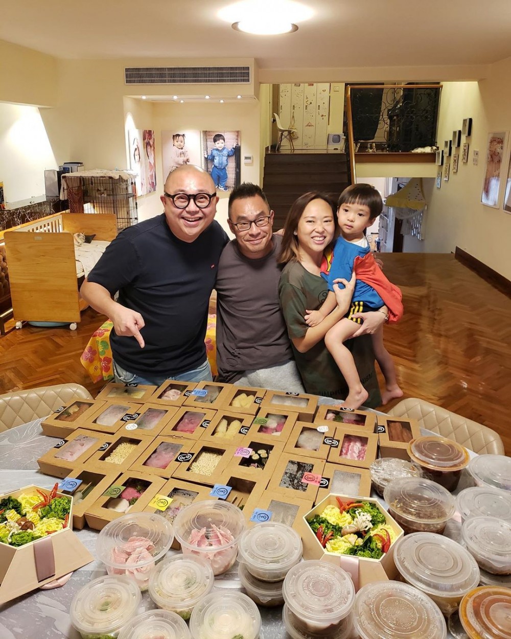 超巨型飯枱放到勁多餸