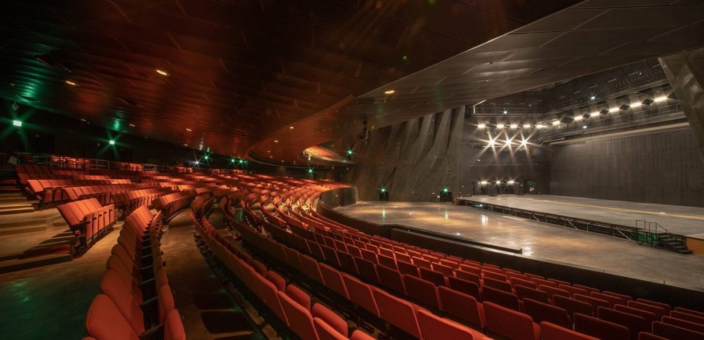 寶石外型嘅「表演廳」係專為流行音樂展演所設計嘅場館