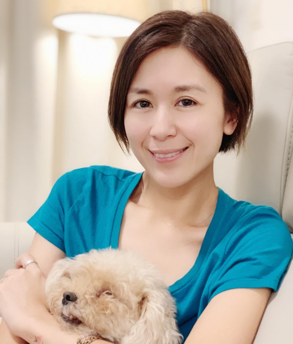 唐寧10年如一日嘅外貌一直獲封「童顏女神」,早前喺Facebook公開嘅一張相,就有人認為佢老咗好多。