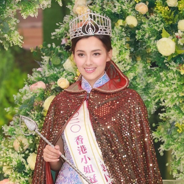 謝嘉怡(Lisa)參選香港小港一舉奪冠,更獲盛讚係近年「最靚港姐」。