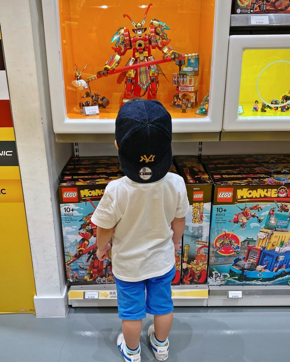 Brendan好認真觀察每盒LEGO嘅外盒同細節，展示出佢嘅耐心、專注。