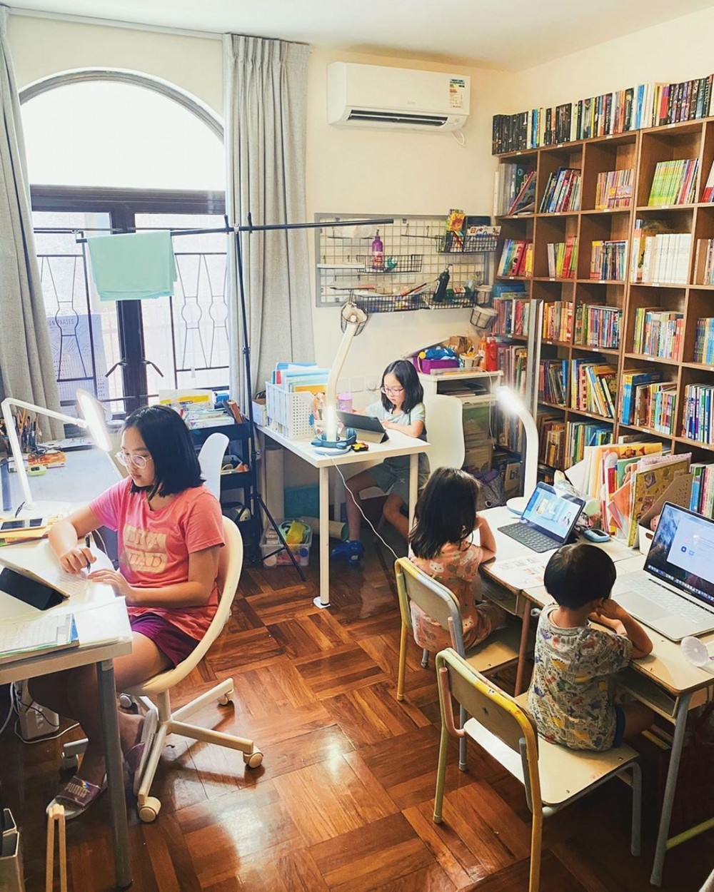 4個仔女有專屬學習房,每人一張枱,一面牆放上書架,好似圖書館咁