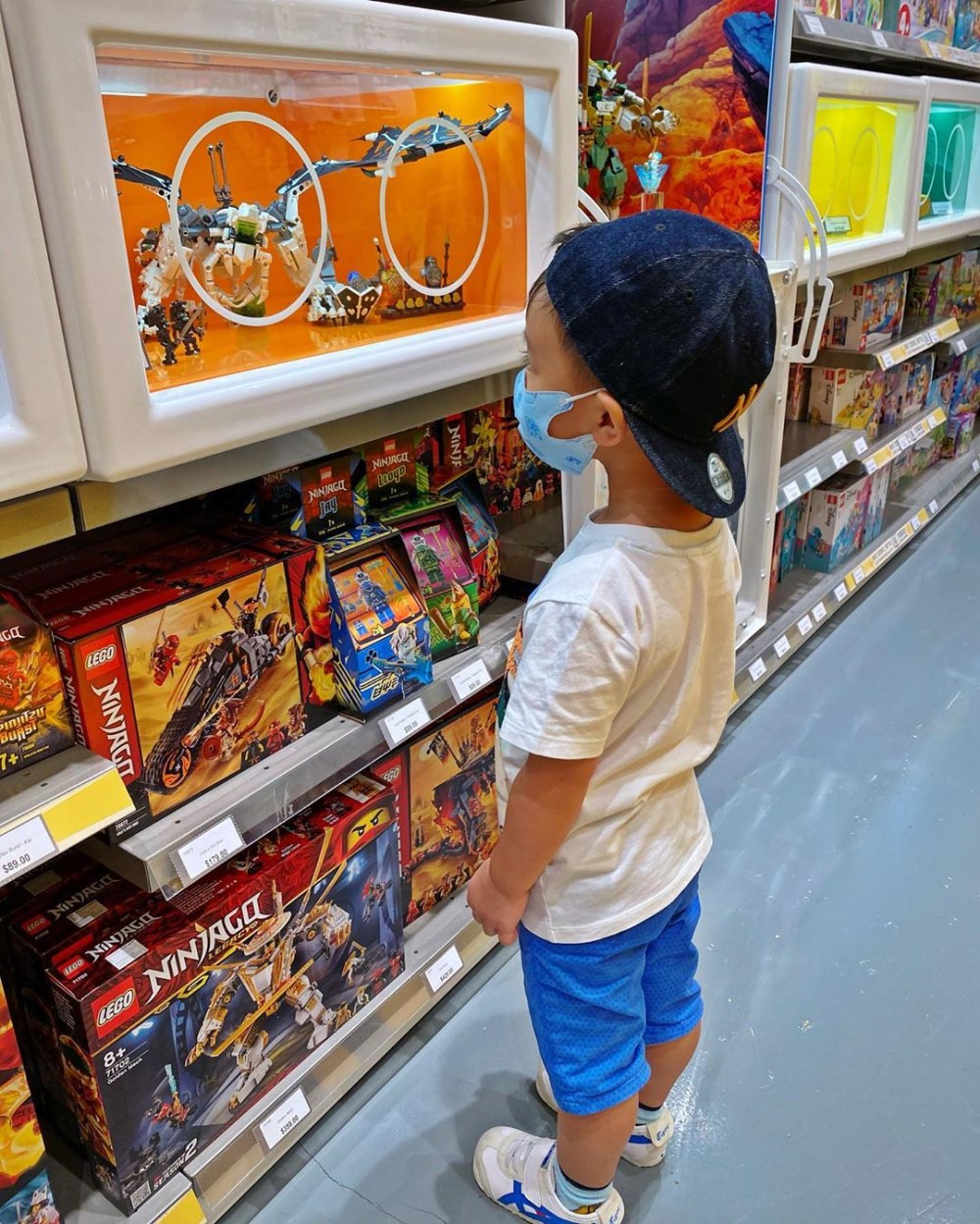 應承咗唔買玩具嘅Brendan即使對LEGO好感興趣，佢仍然無掂過、拎過任何一盒LEGO