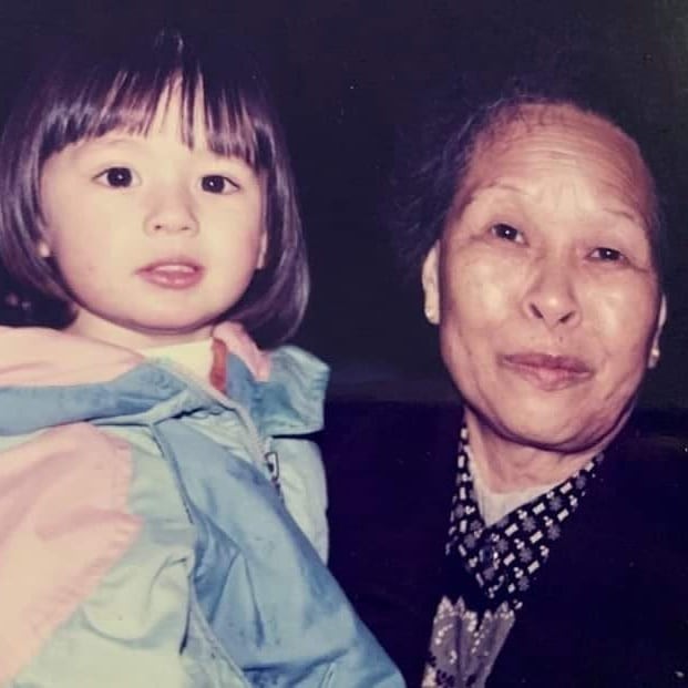 Lisa公開一張於90年代拍攝嘅照片,雖然年紀小,但Lisa眼大大,五官精緻,絕對係由細靚到大!