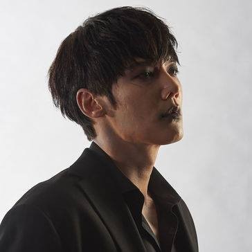 崔振赫今次喺《喪屍偵探》入面飾演復活兩年嘅喪屍——偵探事務所嘅 CEO「金武英」