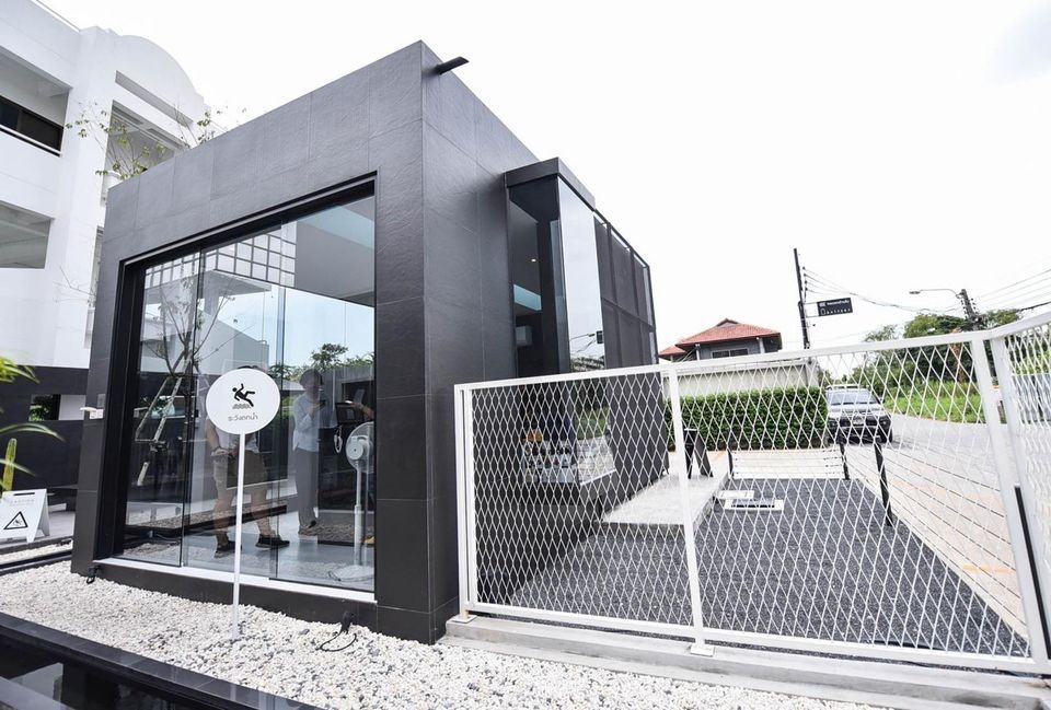 每一間都設有落地大玻璃