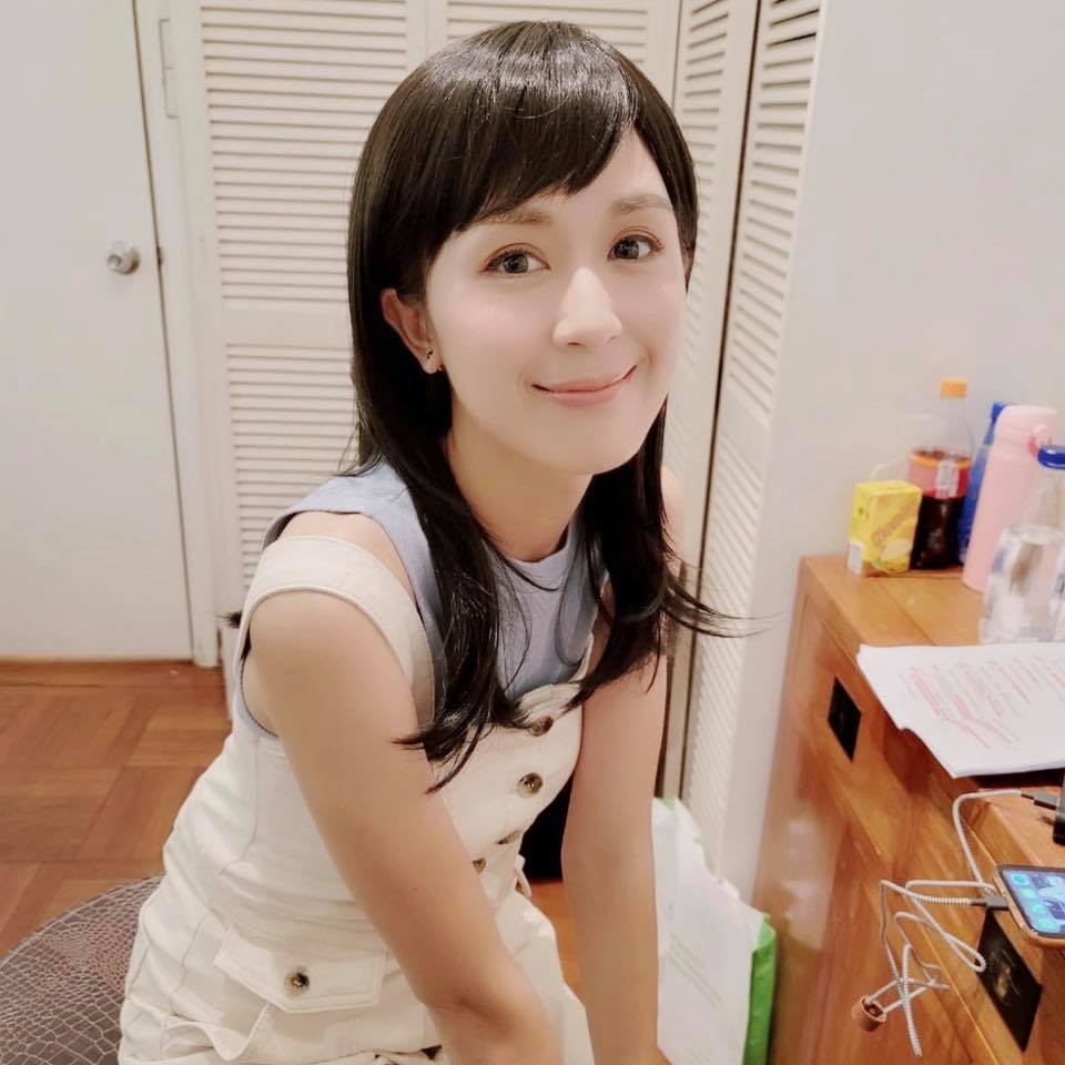唐寧過往一貫以短髮示人,最近喺Facebook公開咗一張罕有長髮相,造型相當清純