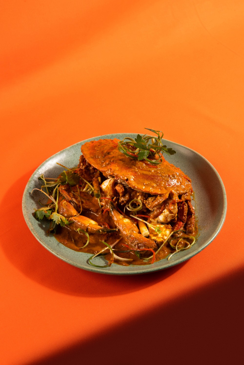 必食新加坡咖喱炒蟹，蟹肉惹味非常，大廚事先將蟹殼微微敲碎，方便拆肉之餘，令蟹肉吸盡醬汁，辣味在舌底盤旋。