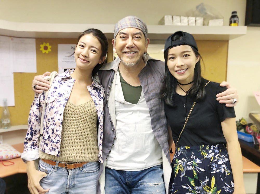 賴慰玲參演《梟雄》時得同劇影帝黃秋生賞識,秋生大讚佢演技不錯,更封佢為「細玲(小鄭裕玲)」。