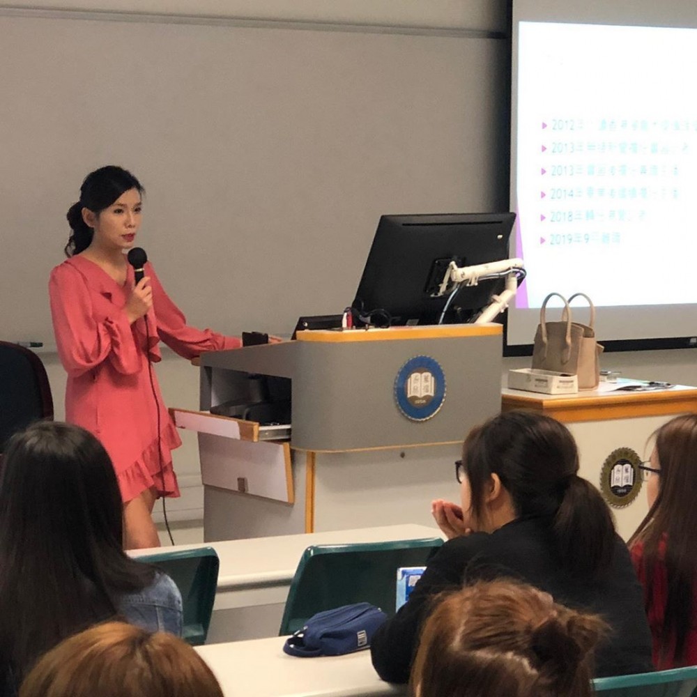 梁凱寧重返母校浸會大學傳理系教書，以老師身分教師弟妹「Introduction to Media and Communication」