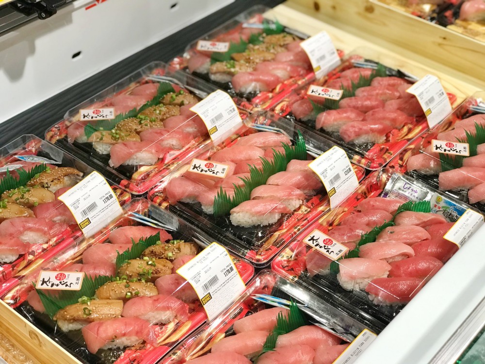 據台媒報導,店舖有一至三層,出售各種零食、日用品、美妝、家電、新鮮食材、熟食等。