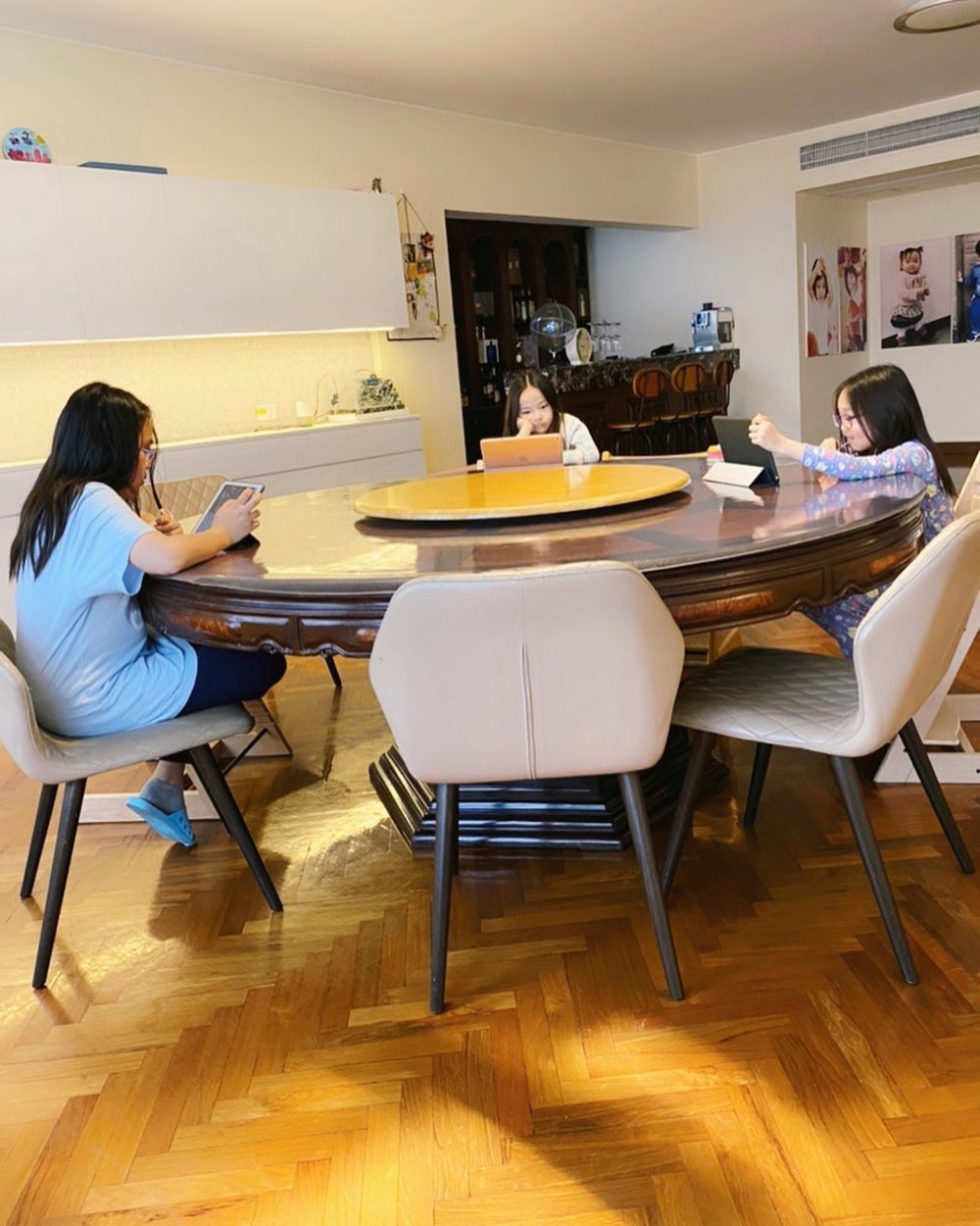 飯枱超巨型,坐到12人,仲有落埋轉盤。