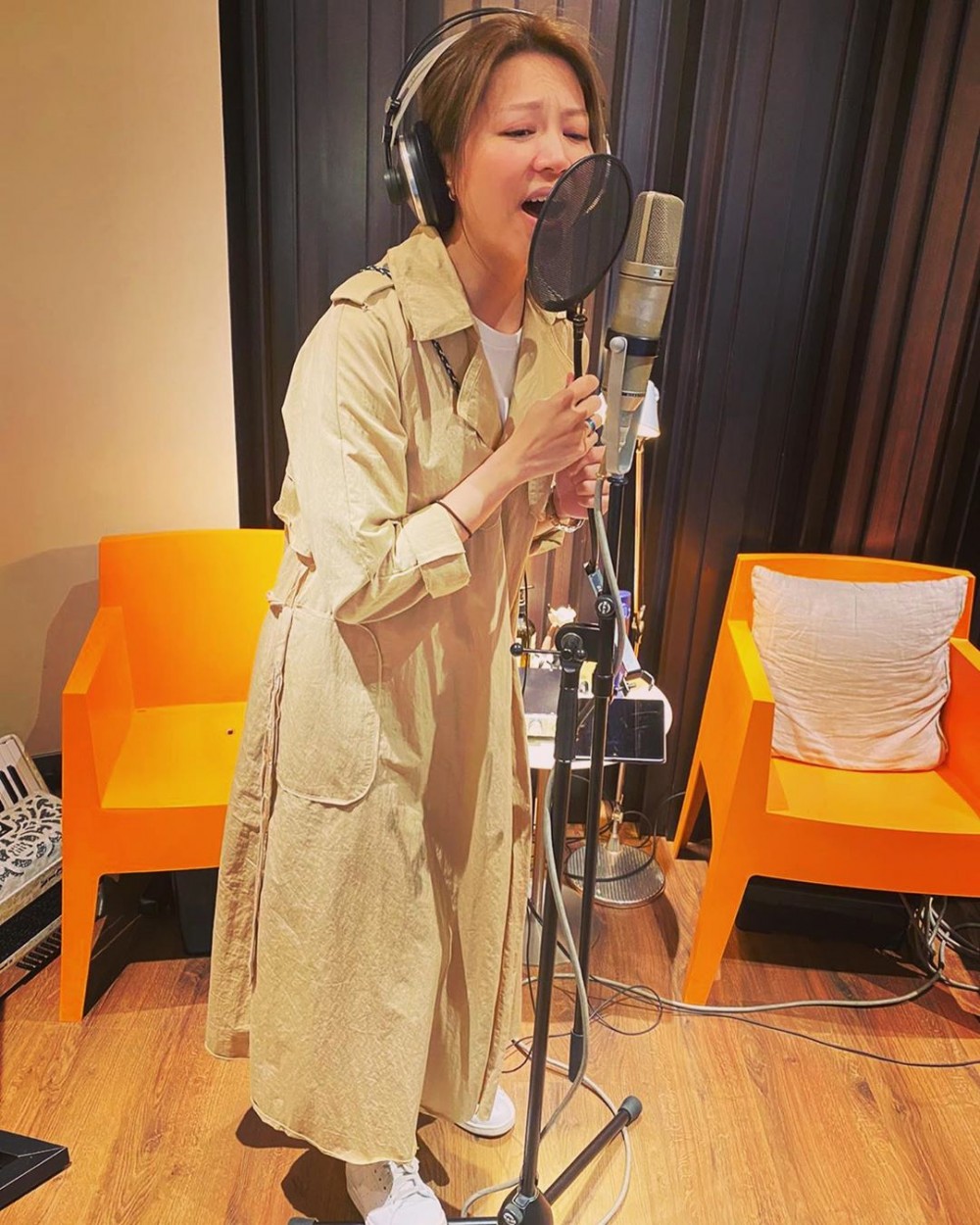 結婚後康子妮雖然專注做家庭主婦,但一直未有放棄音樂夢想