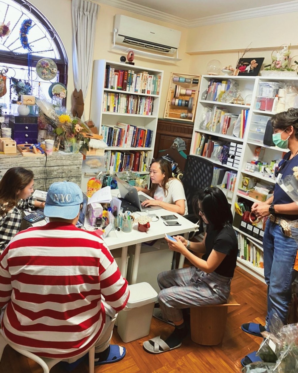 Bob嫂都有屬於自己嘅辦公室,同同事開會都無問題。