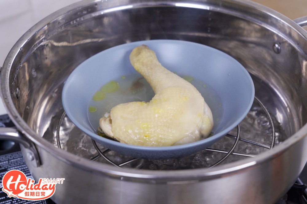 雞髀洗淨後，放入鍋中蒸約12至15分鐘即可