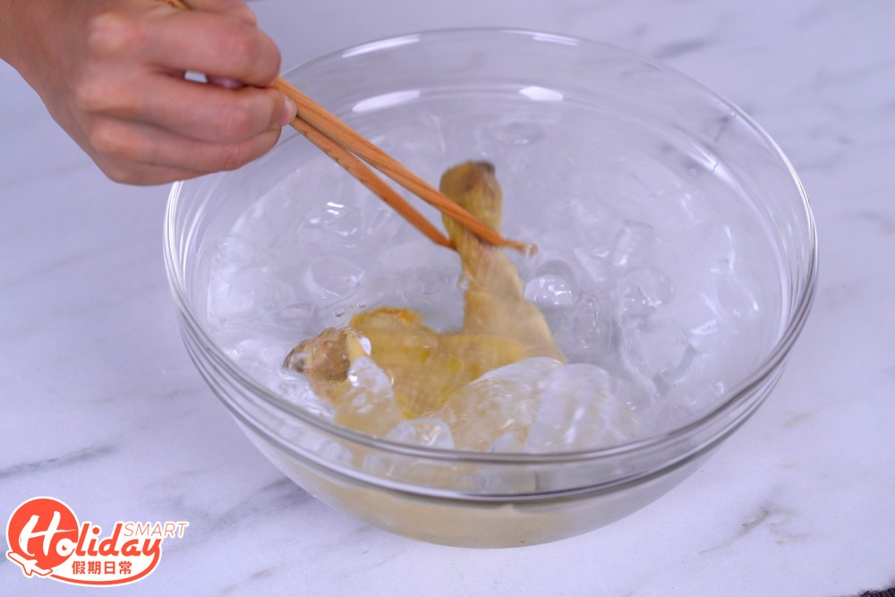 雞髀蒸完後用冰水浸泡，令雞皮有爽脆口感