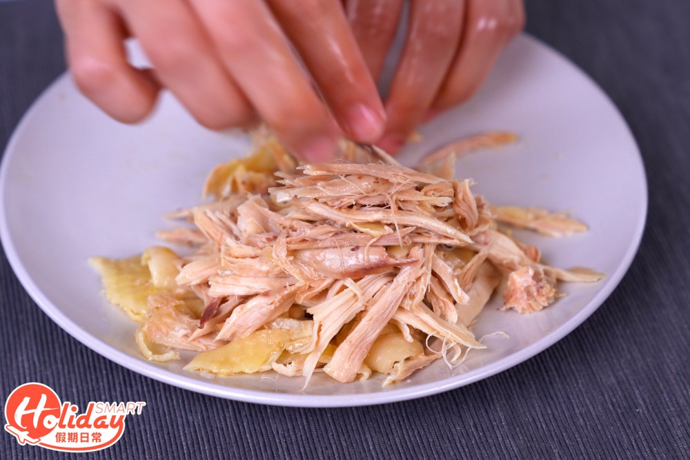 青瓜、火腿切成絲備用