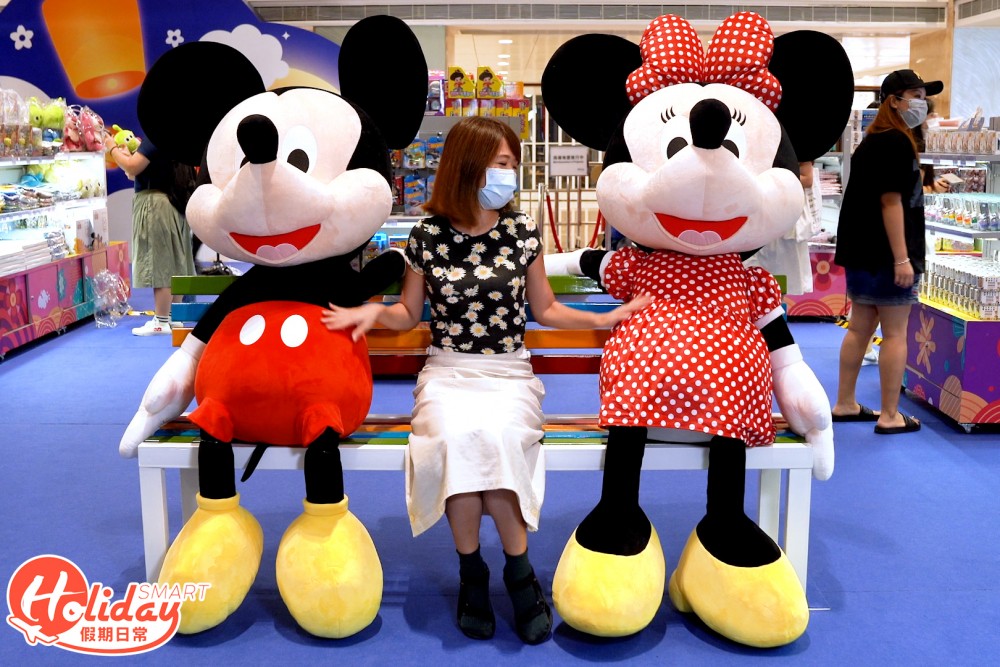 第二個趣緻打卡位則是與米奇及米妮排排坐談談心。