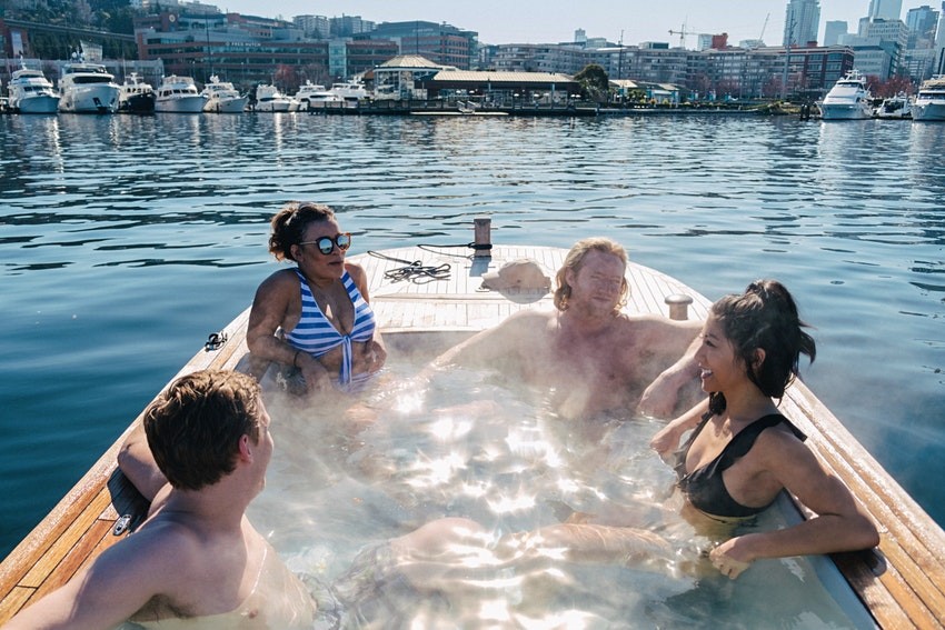 喺美國就有人研發出一艘浴缸船(Hot Tub Boats),可以畀你一邊浸浴一邊欣賞風景,認真歎呀!