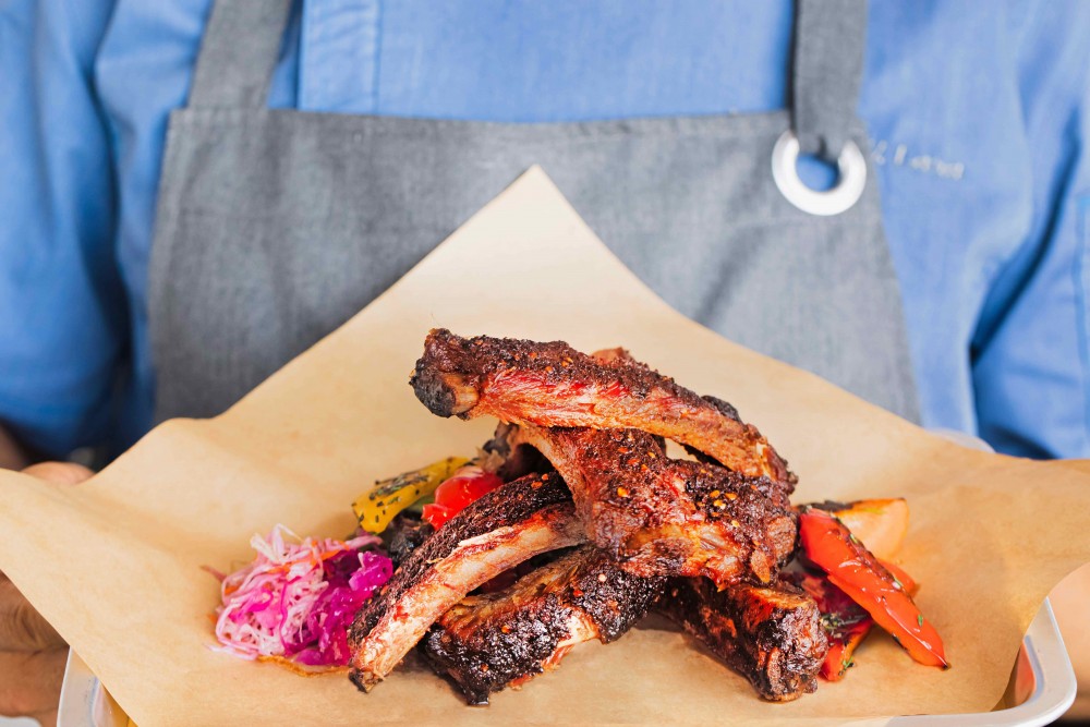 酒吧仲有多款燒烤菜式，包括慢烤牛胸腩、煙熏牛肋及串燒等。