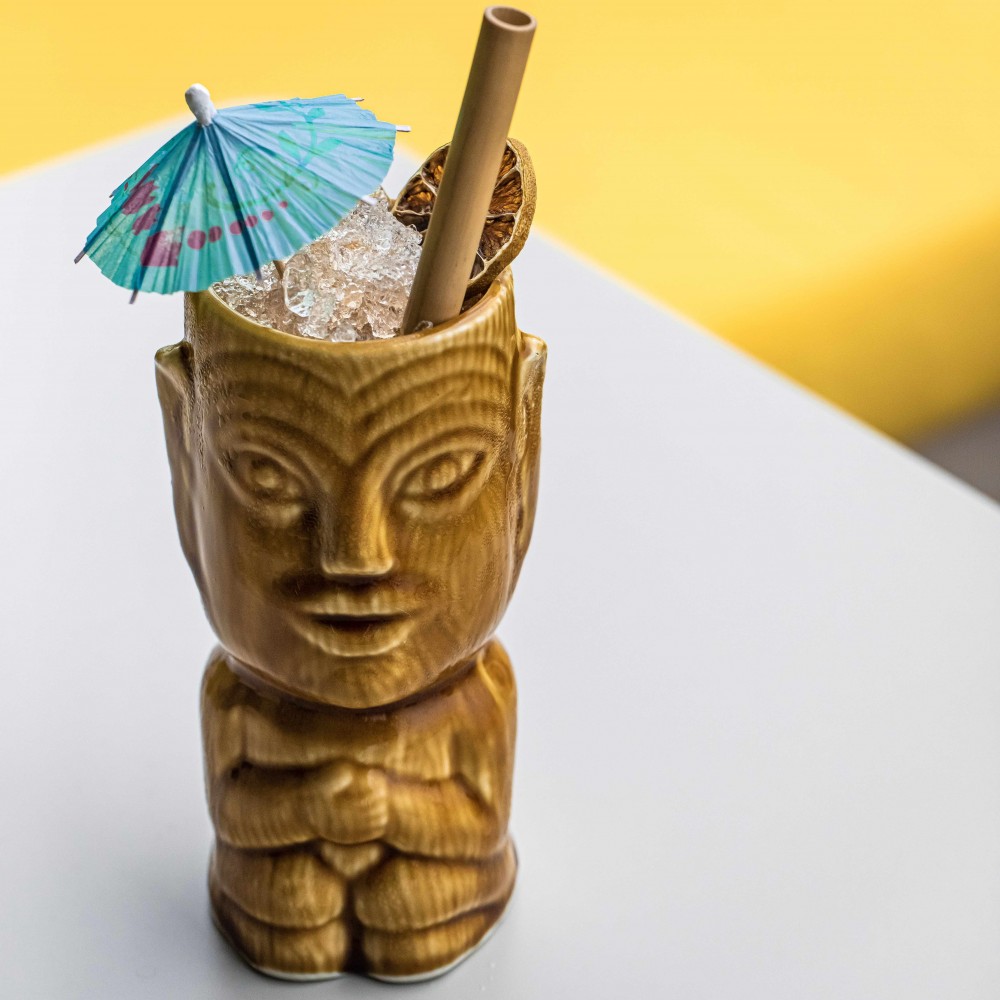 酒吧供應一系列特色雞尾酒，以唔同酸度及甜度嘅青檸、27款唔同嘅菠蘿品種去製作