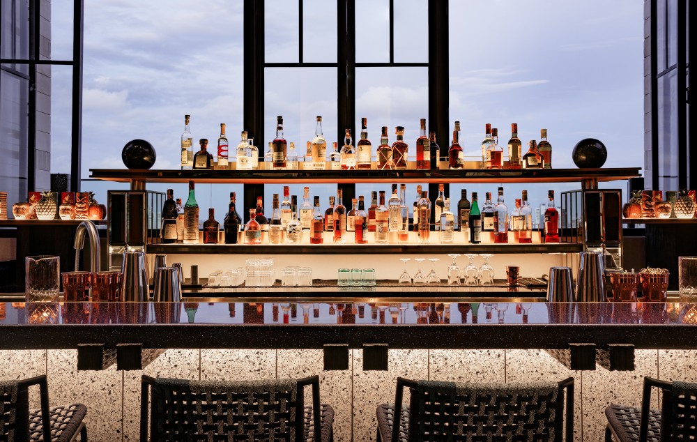 夜晚酒吧有DJ駐場，可以享受多元化音樂