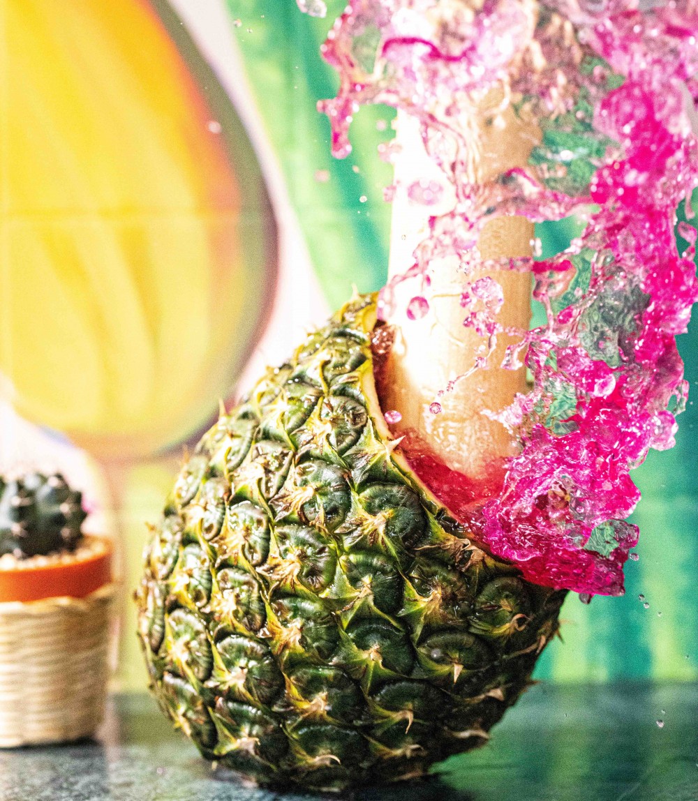 Bar.Yard招牌飲品以熱帶風情及tiki風味為主調，製作出以龍舌蘭酒為基調，配以布吉盛產以多層次甜味，帶有蜜香而聞名嘅菠蘿品種—Queens Group Pineapple，再加上青檸、西柚同蘋果白蘭地。