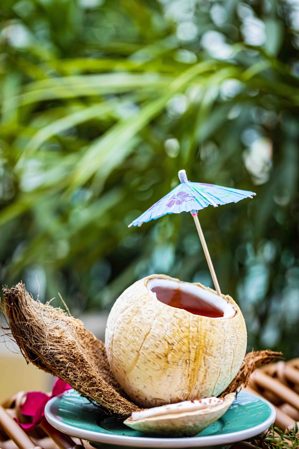 「The Brown Coconut」以帶有煙燻味龍舌蘭酒—Mazcal為基調，配以香烤至金黃嘅泰國香椰子及初熟榛子製成