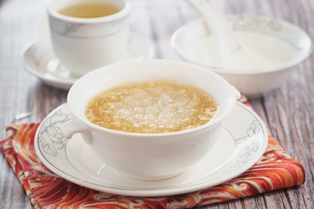 以新鮮蟹肉配矜貴燕窩製成的蟹肉燕窩羹,滋潤養顏。