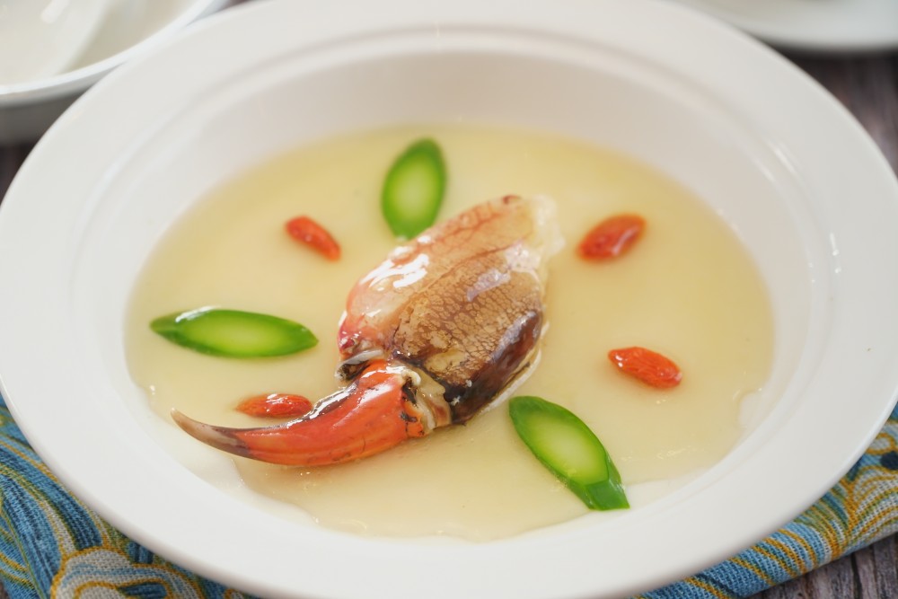 大塊蟹拑肉以濃郁湯汁烹煮。