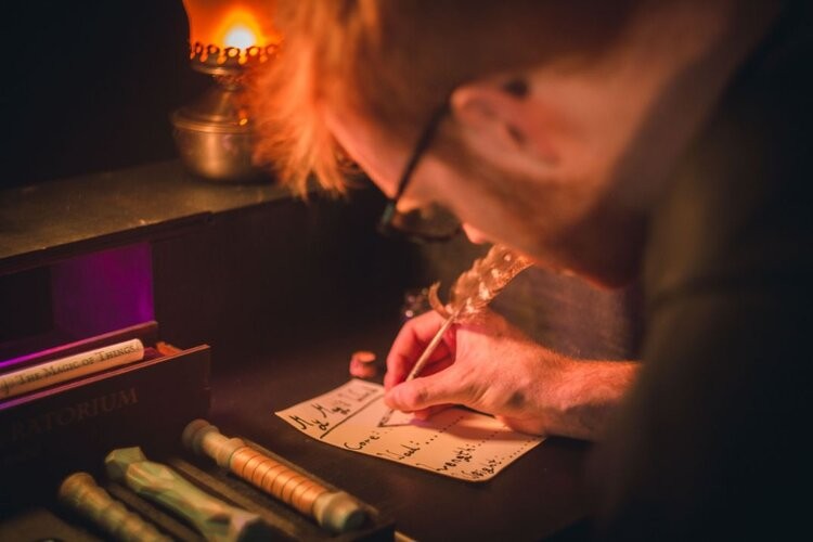 提供咗多款唔同嘅魔法甜品、雪糕、魔杖以及魔藥調製工具等。