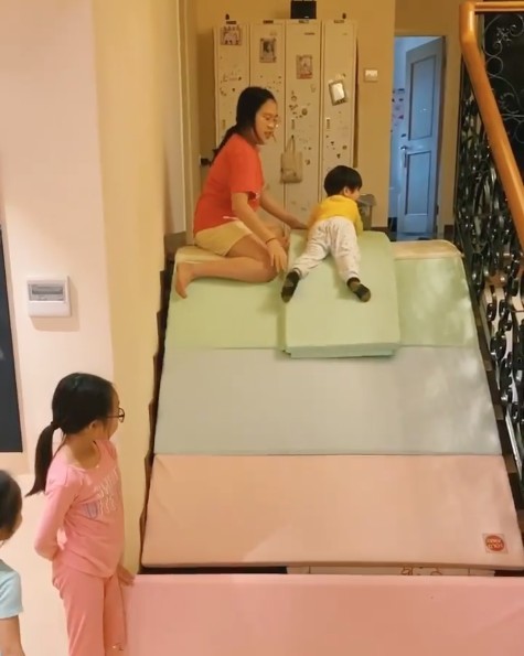 4個仔女喺樓梯鋪墊做滑梯,好有諗頭!