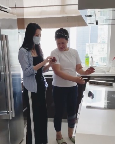 林作喺社交網站公開一段片,片中女友裕美知道林作屋企外傭Mary生日,送咗條鏈畀對方。