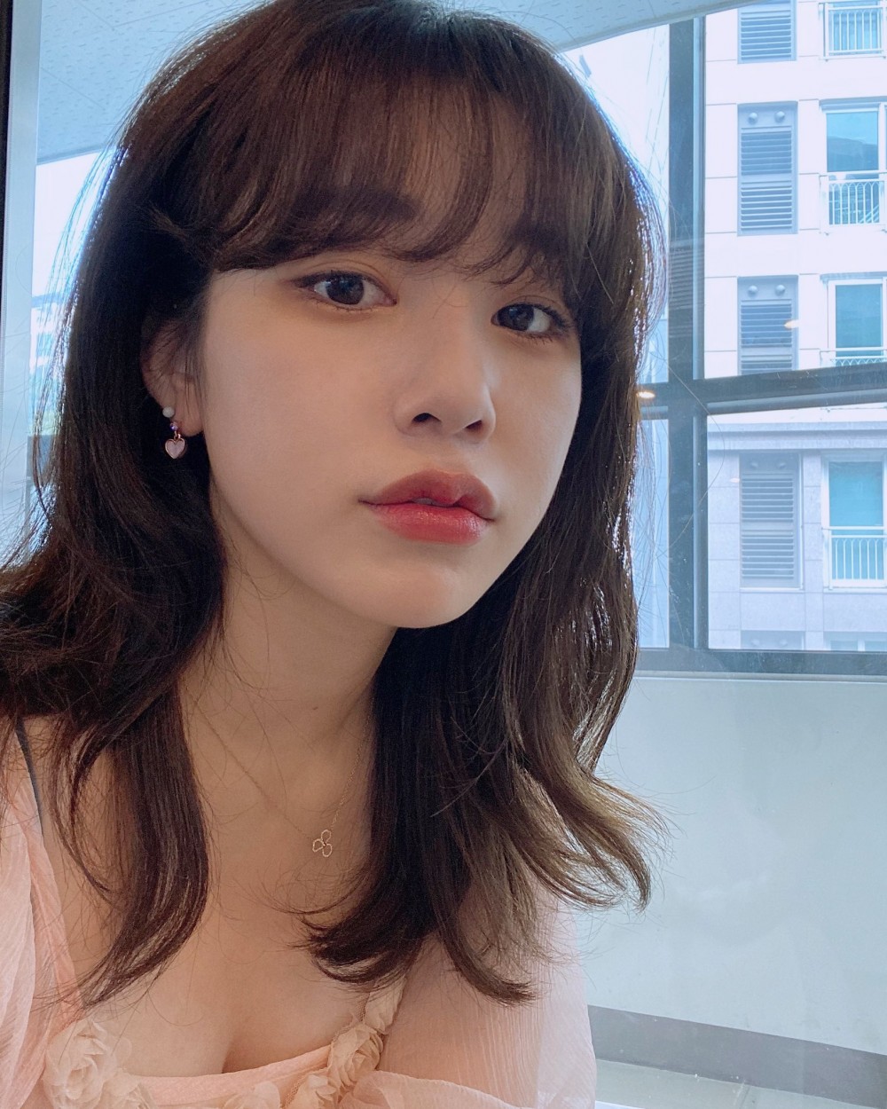 1994 年出生嘅 Ari 係前女團 Tahiti 成員。