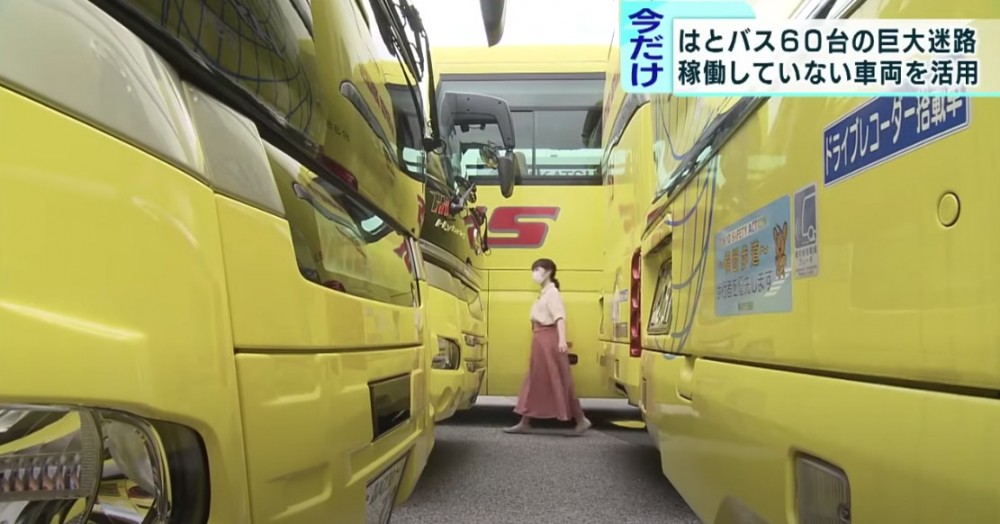 民眾喺停好咗嘅巴士之間穿梭，搵迷宮嘅出口。