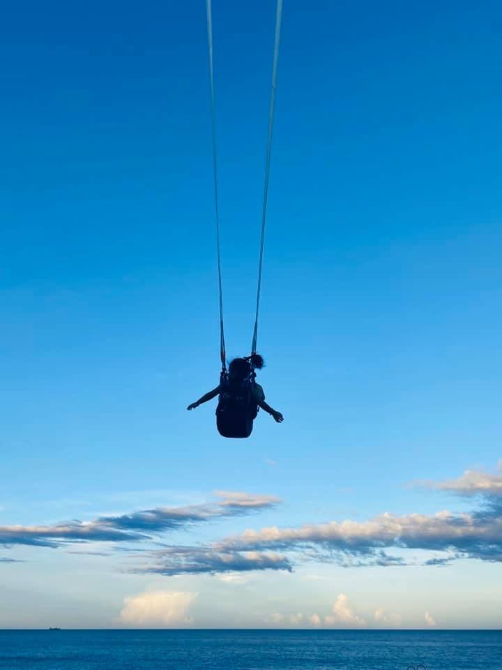 可以一邊盪鞦韆，一邊欣賞海景～