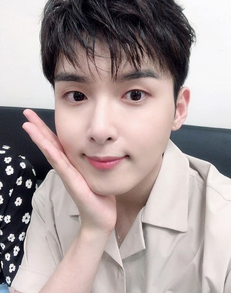 Super Junior 喺 2005 出道，厲旭係隊內嘅主唱。