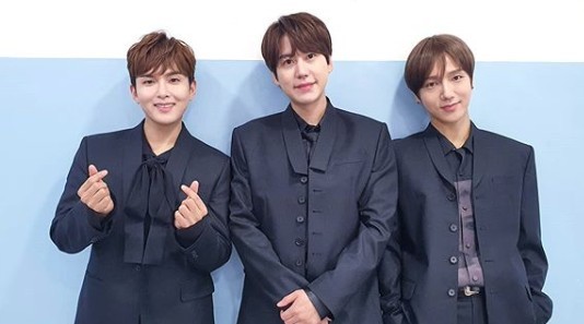 厲旭亦同隊內另外兩名成員圭賢（圖中）及藝聲（圖右）組成小分隊 Super Junior-K.R.Y。