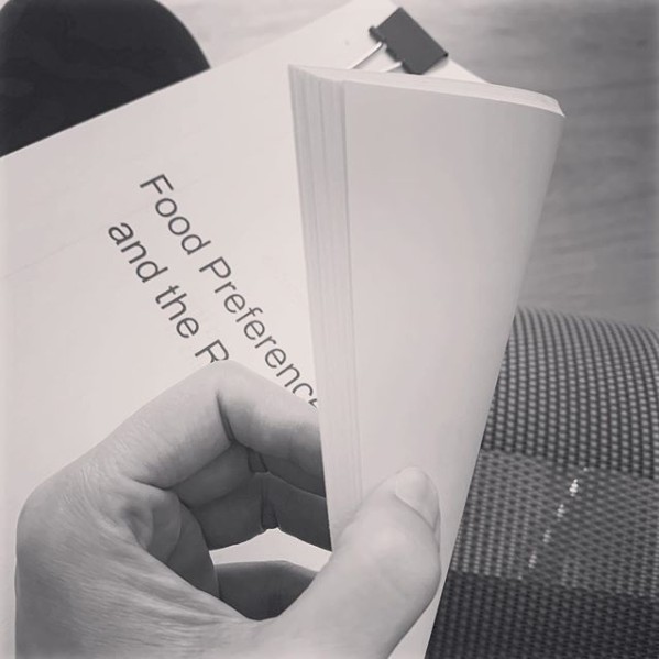 佢就喺 IG 上傳咗佢 Final year project 嘅相指自己「Mission completion」