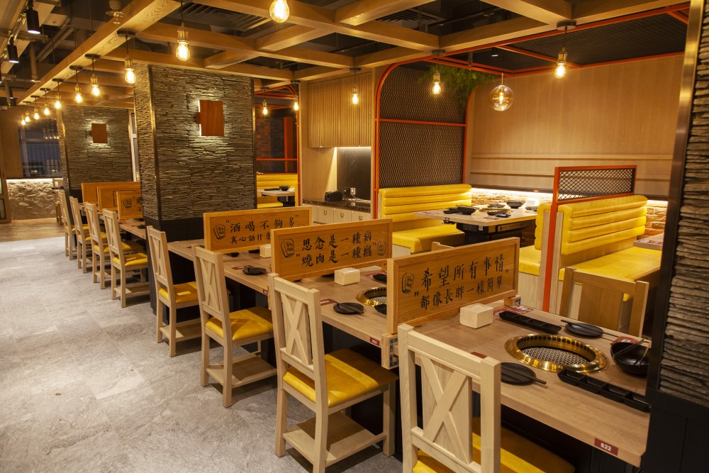 安平燒肉以台灣著名的安平老街為藍本,裝潢設計帶有台灣古早韻味。