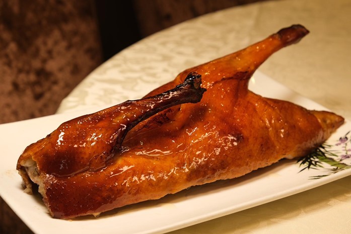就連鮑魚、燕窩、燒鵝等七道小菜款款任食。