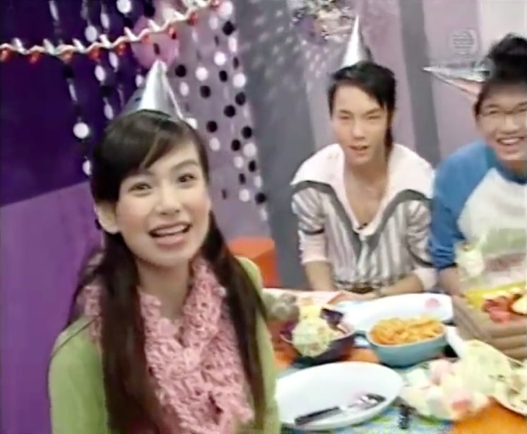 Angelababy初出道出演《香港迪士尼樂園Viva! Club Disney》,同當時同為節目主持嘅陳偉霆拍拖